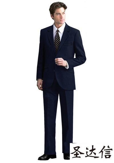 保持整潔是男士們穿好定制西服很重要的一個(gè)環(huán)節(jié)。